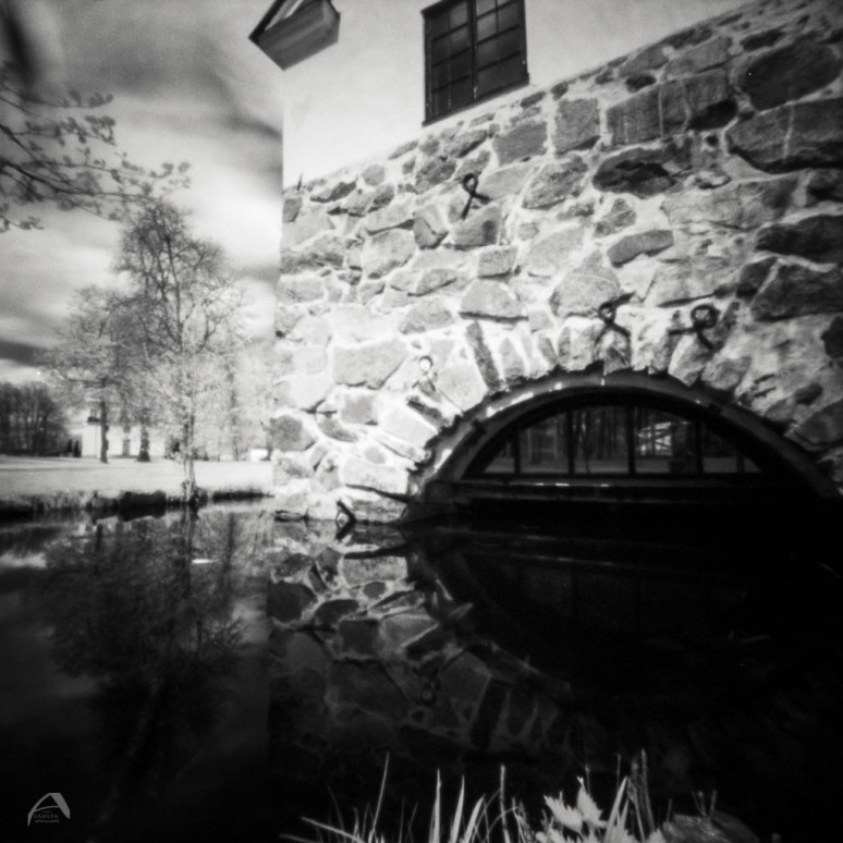 Zero 2000 with Wratten 89B Rollei IR 400 Kodak HC-110 B